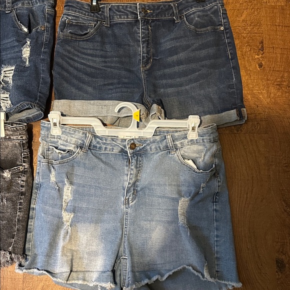 Women’s shorts bundle - Picture 3 of 6